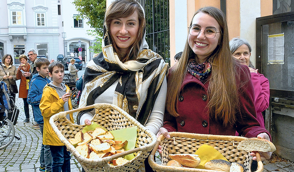 Anschließend an die Gebetszeit gab es ein Beisammensein und Kennenlernen bei Brioche und Ukraine-Weckerl.    
