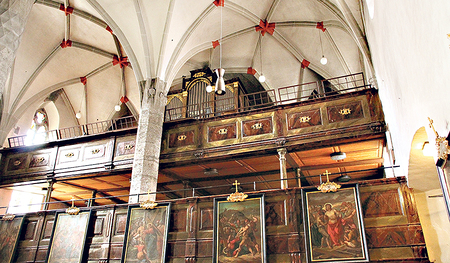 Blick auf die Bruckner-Gedächtnisorgel in der Stadtpfarrkirche Vöcklabruck. 