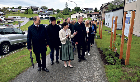 Die Lembacher Bürgermeisterin Nicole Leitenmüller (Mitte) erläutert den Ehrengästen den Friedensweg.   