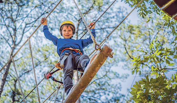 Ein Besuch im Hochseilgarten kann ein Abenteuer für die ganze Familie sein. So lernen die Kinder spielerisch Klettern und überwinden die Angst vor Höhen. 