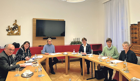 Haben mit Bischof Wilhelm Krautwaschl die Weiterarbeit zur Synode ­besprochen: Gabriele Eder-Cakl, Anna Findl-Ludescher, Lucia Greiner, Christine Rod und Angelika Ritter-Grepl (von links). 