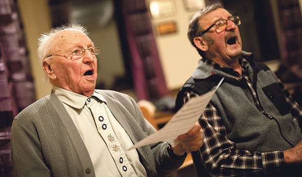 Die Chorprobe lohnt sich wieder. Sicherheitsmaßnahmen gegen Corona-Infektionen sind zu beachten.