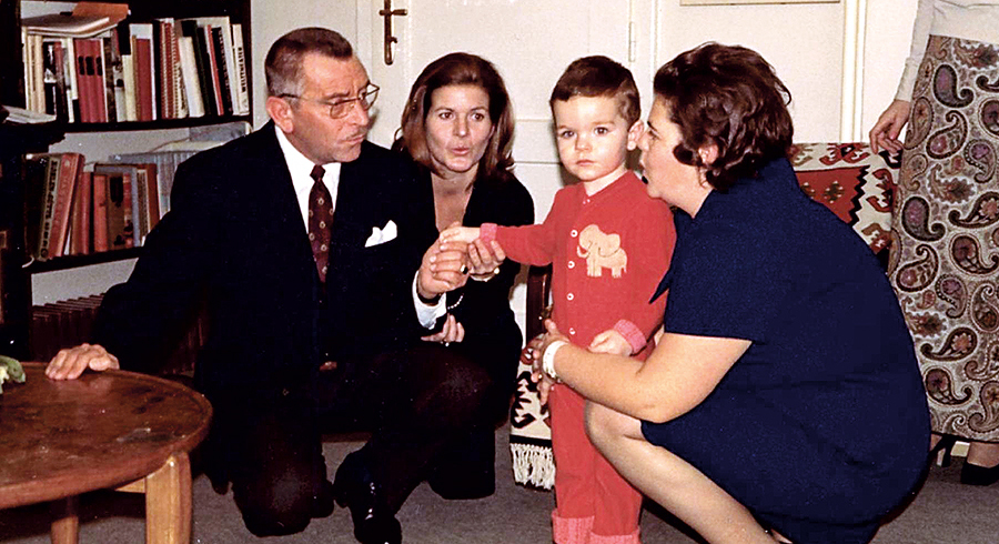 Der kleine Cornelius (Obonya) zu Weihnachten, umgeben von den Eltern und dem Kindermädchen. Alle haben zur festlichen Gestaltung des Heiligen Abends beigetragen. / Obonya Der kleine Cornelius (Obonya) zu Weihnachten, umgeben von den Eltern und dem Kindermädchen. Alle haben zur festlichen Gestaltung des Heiligen Abends beigetragen.