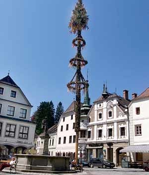Oesterreich-Oberoesterreich-Grein an der Donau
Ober?sterreich, O?, Maibaum, Brauchtum, Fr?hling, Fruehling, Landschaft, Stadt, Staedte, St?dte
Copyright (2000) by BilderBox- Erwin Wodicka; A-4062 Thening; www.bilderbox.com, Tel:+43 (0) 676 / 510367
