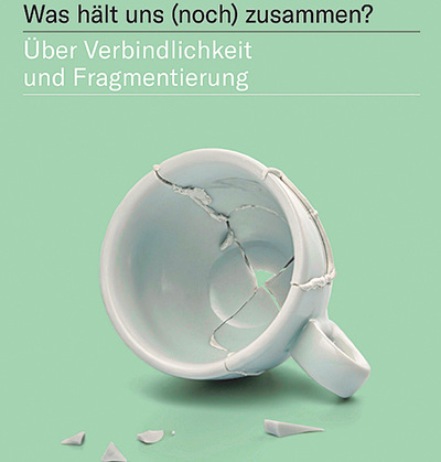 Eine geklebte Tasse auf dem Plakat der Salzburger Hochschulwochen versinnbildlicht das heurige Thema.