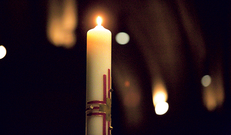 Die Osterkerze ist ein wichtiges Element der gottesdienstlichen Feier der Osternacht. 