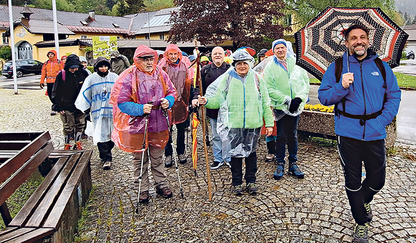 Abmarsch nach St. Wolfgang vom Europakloster Gut Aich.   