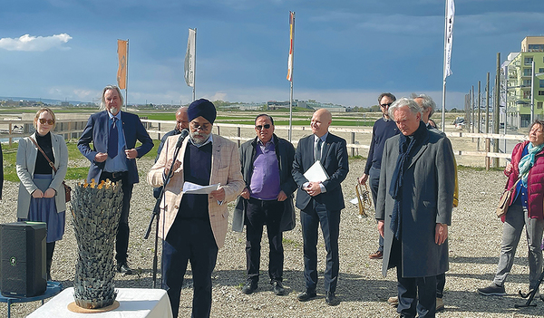 Sunil Narula, Vizepräsident der Hinduistischen Religionsgesellschaft Österreich, mit einer Friedensbotschaft. 