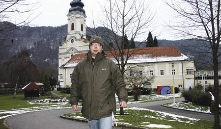 Mario Tomaschek, der ein Buch ?ber seine paranoide Schizophrenie geschrieben hat (Das Puppenhaus) vor dem Eingangsbereich der Einrichtung invita von der Caritas f?r Menschen mit Behinderungen