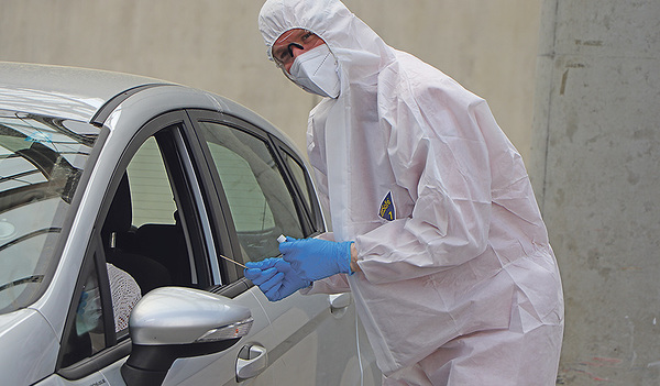  Christoph Buchinger unterstützte das Rote Kreuz in Ried/I. bereits im Frühling bei der Corona-Drive-In-Teststation. 