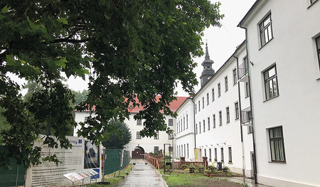 Das Fenster von Mendels Mönchszelle ist oberhalb der Durchfahrt zu sehen. Rechts das renovierte Augustiner-Kloster von Alt-Brünn. Im Hof links gibt es noch bis Ende des Jahres eine Großbaustelle: Dort wird Gregor Mendels Glashaus rekonstruiert. 