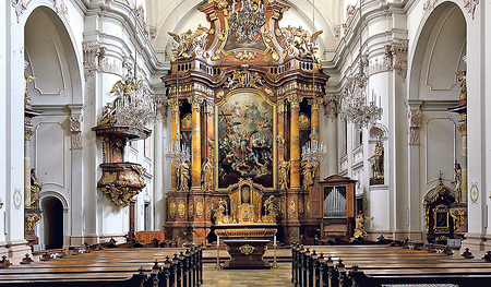 Eine Rast einlegen, z. B. in der Ursulinenkirche.
