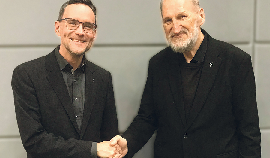 Dompropst Willi Vieböck (rechts) übergab dem neuen Herausgeber der Kirchenzeitung, Domkapitular Michael Münzner, mit der Kirchenzeitung ein gut bestelltes Haus.  