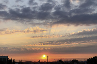 Die kräftigen Bilder der Natur wie hier im farbenfrohen Schauspiel von Sonne und Wolken haben die Menschen immer bewegt, sie waren auch für den biblischen Autor Sinnbild für das machtvolle Wirken Gottes. 