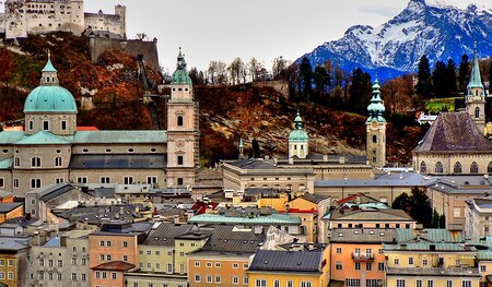 Luftansicht der Stadt Salzburg mit Blick auf Festung Hohen Salzburg.