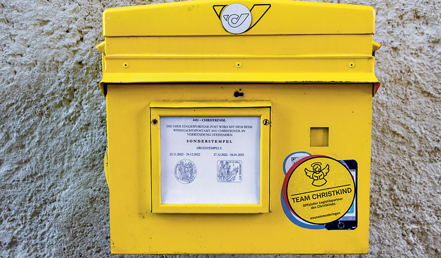 Postkasten beim Pfarrhof Christkindl: Die hier eingeworfene oder im Sonderpostamt abgegebene Post wird mit dem Sonderstempel abgestempelt. 