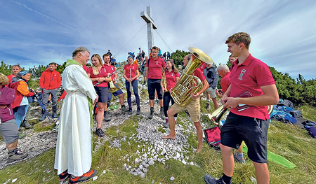 Bischof Manfred Scheuer zelebrierte vergangenes Wochenende  die traditionelle Bergmesse auf dem Traunstein, die bereits zum 76. Mal gefeiert wurde. 