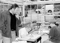 Kreativ - Integrativ - Werktage 1998
Programm standen. 
Bild: Dr. Peter Assmann bei den Workshop-Teilnehmern aus Hartheim im Glashaus des Kreuzbichlhofes
