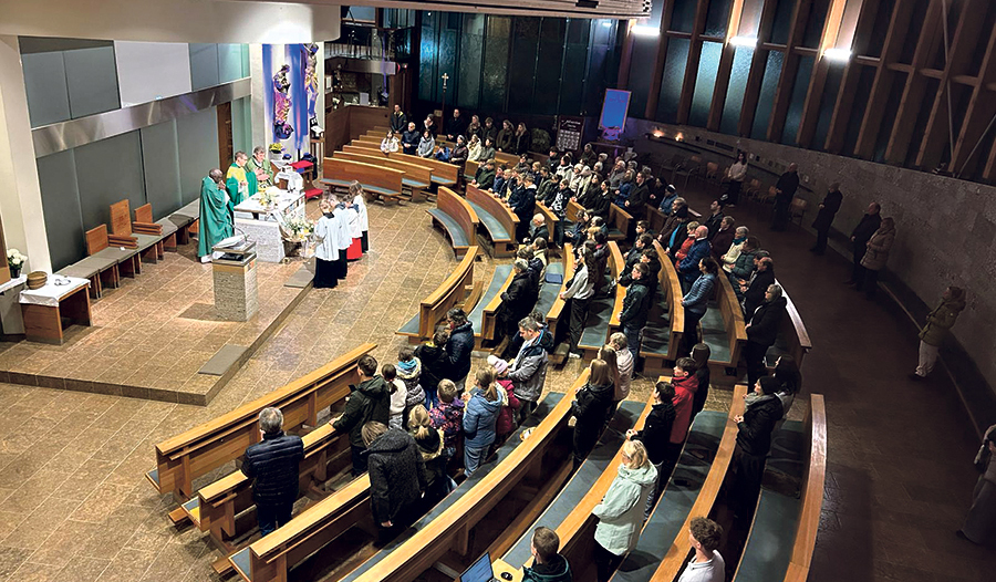 Abend der Jugend in Gallspach. Vier Mal im Jahr und auch bei der Visitation findet die Veranstaltung statt, zu der in der Regel mindestens 100 Jugendliche kommen.   
