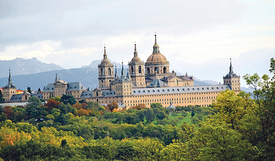 Segovia glänzt neben seiner Kathedrale (Bild) mit einem römischen Aquädukt und einer Burg.