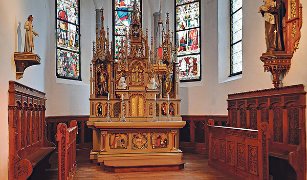 Die Pfarrkirche von Allhaming ist dem heiligen Georg geweiht, die Einrichtung der Kirche ist neugotisch.  