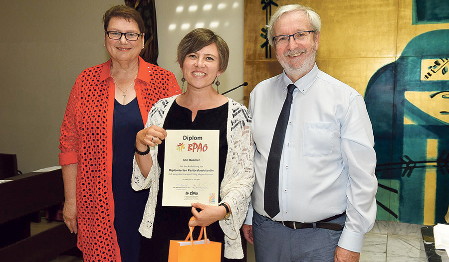 Ute Huemer (Mitte) erhielt nach Abschluss der BPAÖ in St. Pölten ihr Diplom als Pastoralassistentin.         
