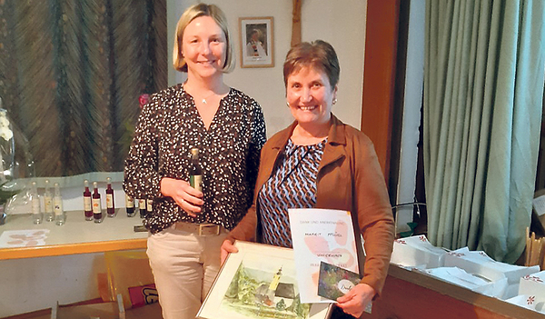 Margit Pflügl (rechts) wurde von Susanne Grurl für ihre langjährige Pfarrgemeinderatsarbeit ausgezeichnet.    