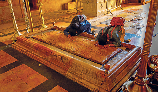 Beim Salbungsstein in der Grabeskirche in Jerusalem gedenken die Pilger:innen der Salbung des Leichnams Jesu nach seiner Abnahme vom Kreuz. 