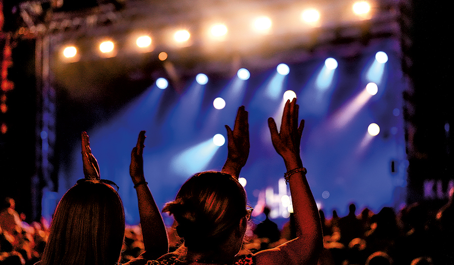Große Musikveranstaltungen im Freien – viele Menschen auf einem Platz, die alle das gleiche wollen: Musikhören, Tanzen, idealerweise ohne Pflichten und Rollen.    
