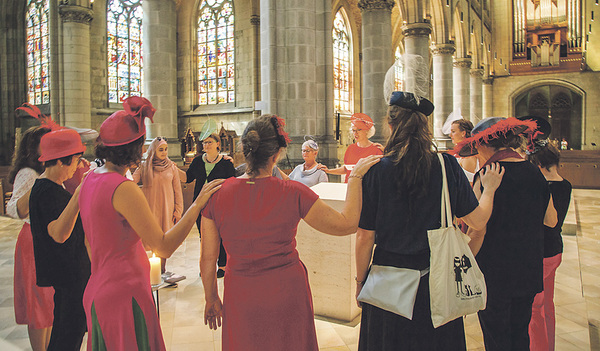 Veronika Kitzmüller (hinten Mitte im roten Kleid) und die Domfrauen bei der Einstimmung.  