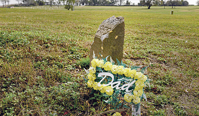 Ein Zeichen auf einem Massengrab auf Hart Island   