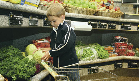 Kind im Supermarkt Obstabteilung / Child in the supermarket [ (c) www.BilderBox.com, Erwin Wodicka, Siedlerzeile 3, A-4062 Thening, Tel. + 43 676 5103678.Verwendung nur gegen HONORAR, BELEG,URHEBERVERMERK und den AGBs auf bilderbox.com](in an im auf 