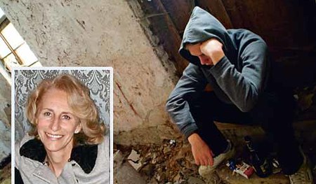 Jugendlicher mit Suchtproblemen in Abbruchhaus - young man with addiction problems in a demolition house