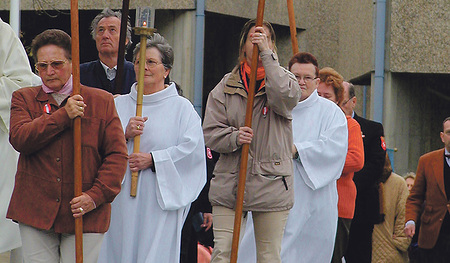 Was dürfen Frauen? Im Marienwallfahrtsort Lourdes (hier ein Bild aus dem Jahr 2004) wurden Frauen und Männer eingeladen,  Fahnen, Leuchter und den Himmel zu tragen.  