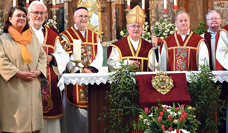 St. Florians Propst Johannes Holzinger (3. von links) als Hausherr mit dem Hauptzelebranten Abt Ambros Ebhart vom Stift Kremsmünster (Mitte) sowie weiteren Konzelebranten und Lektorin Gabriele Eder-Cakl (links).