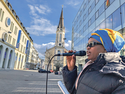 Isabelle Ntumba  sprach bei der Demonstration für die Demokratische Republik Kongo in Linz im März.  