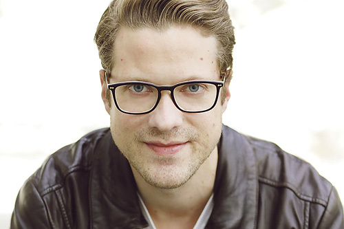 Ing. Rafael Hintersteiner, BArch, ist Sänger, Sprecher und Marketingleiter im Design Center Linz.   