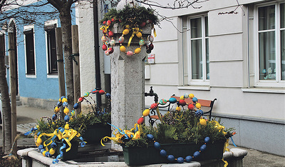 Geschmückter Brunnen in Frankenmarkt    