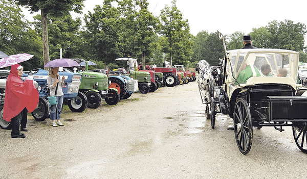Segen von oben. Starker Regen bei der Fahrzeugsegnung tat der Feierlaune keinen Abbruch.   