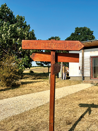 „Santiago de Compostela 2711 km“ steht auf dem Wegweiser vor der Kapelle in Deutschkreutz.