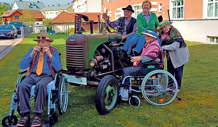 Beim Fotoprojekt „Ahnlroas – Alt:Neu:Modisch“ präsentieren sich Senior:innen in traditioneller bis schräger Kleidung.  