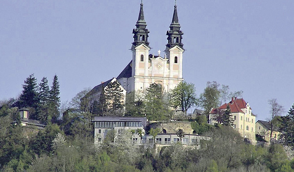 Die Wallfahrtskirche auf dem Pöstlingerberg ist ein Wahrzeichen von Linz, das jährlich über  600.000 Besucher/innen anlockt.  