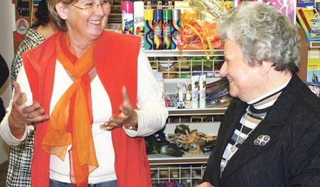 Die kleine Gruppe, die Franziska Weiner zu St?tten ihrer Jugend begleitet hat, im ehemaligen Gesch?ftshaus von Rudolf Gr?nner, heute Trafik Walpurga Biberhofer, V?cklabrucker Stra?e 9, Ampflwang, Walpurga Biberhofer im Gespr?ch mit Franziska Weiner