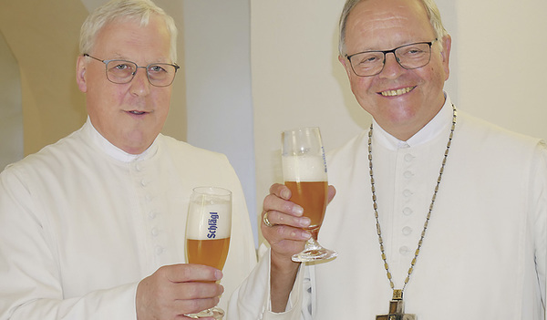 Abt Martin Felhofer (rechts) stößt mit dem für die Wirtschaft verantwortlichen Kämmerer H. Markus Rubasch auf die Erneuerungsarbeiten im Stift Schlägl zum 800-Jahr-Jubiläum an.
