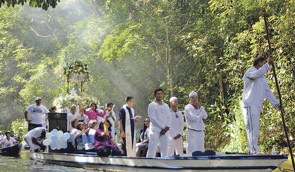 Eine Bootsprozession zu Mariä Empfängnis im brasilianischen Urwald: Hier verbindet sich traditionelle Frömmigkeit mit den Anforderungen einer besonderen Lebenswelt. 