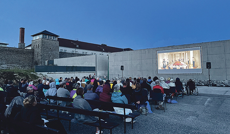 Filme vor dem Besucher:innenzentrum der KZ-Gedenkstätte Mauthausen.   