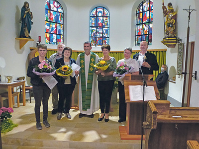 Pfarrer Reinhard Bell mit Ingrid Pühringer (von links), Alfred Alberer, Veronika Pernsteiner, Helene Breslmayr, Elisabeth Strigl und Erich Fritz    