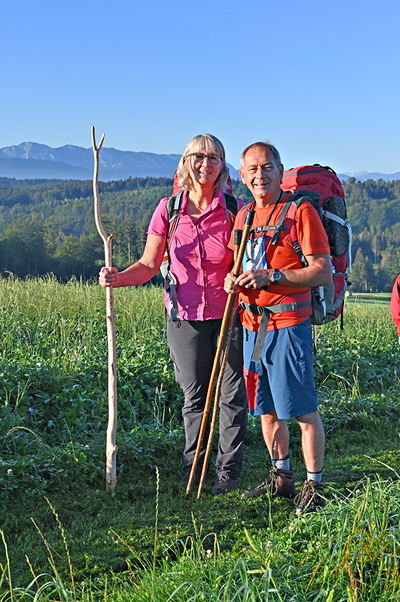 Mit ihrem Mann Arnold macht sich Margit Schmidinger auf den Pilgerweg.