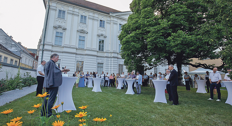 Bischof Scheuer sprach im Garten des Bischofshofs zu den anwesenden Medienvertreterinnen und -vertretern.  