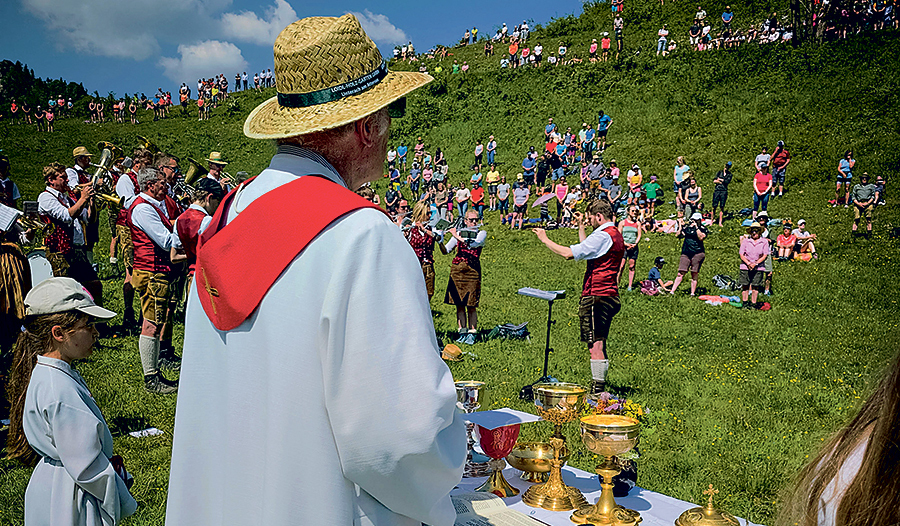 Traumwetter herrschte bei der heurigen Bergmesse (im Bild im Vordergrund der Priester  Josef Schreiner) auf der Eisenaueralm. Etwa 500 Menschen feierten mit.    
